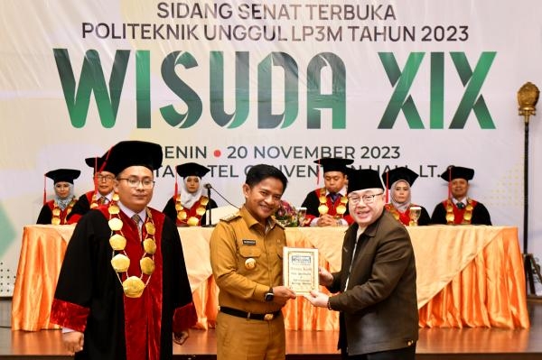 Hadiri Wisuda Politeknik Unggul LP3M, Pj Gubernur Sumut Dorong Lulusan Jadi Wirausaha Muda